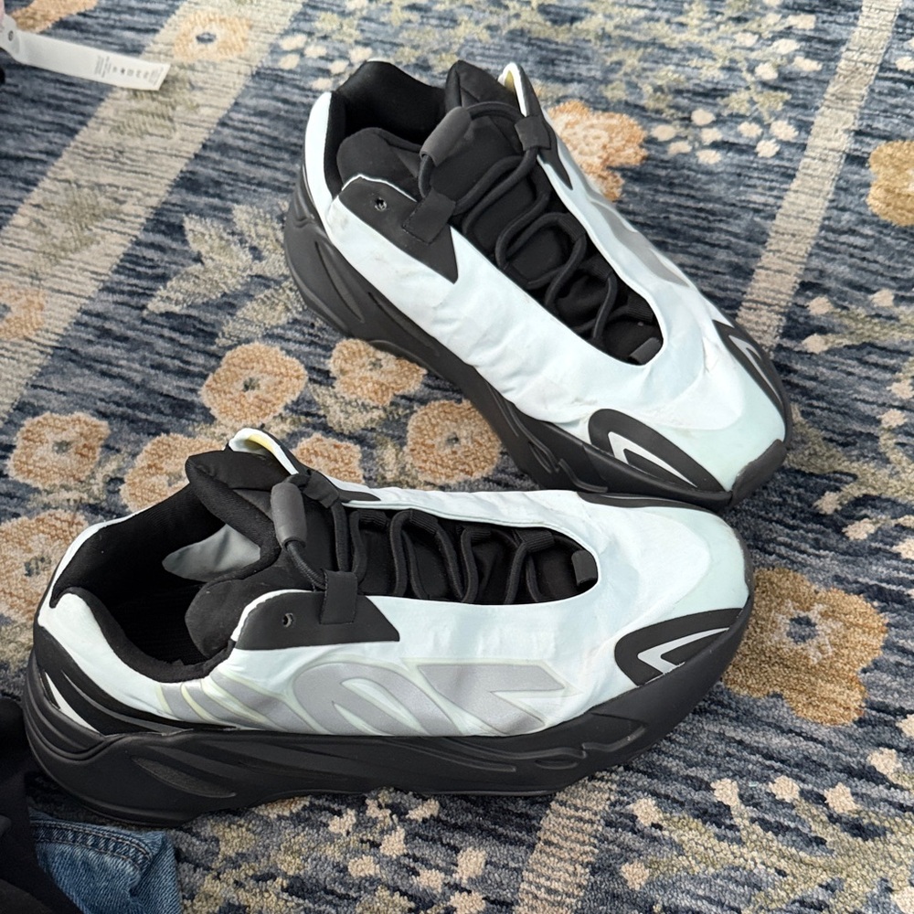 Adidas Yeezy Boost 700 MNVN